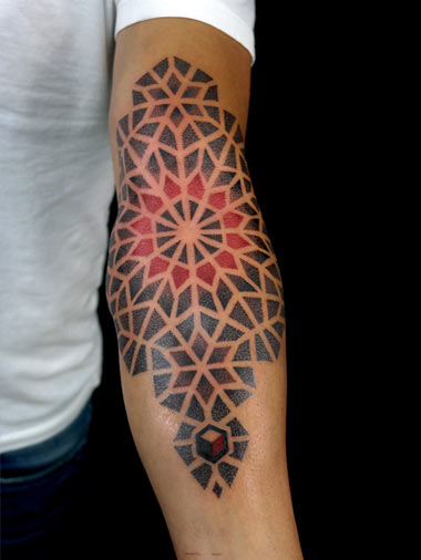 Tatuaje geometrico en brazo