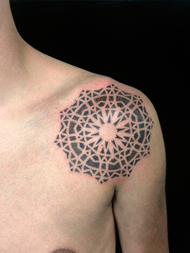 Tatuaje de Mandala hombro